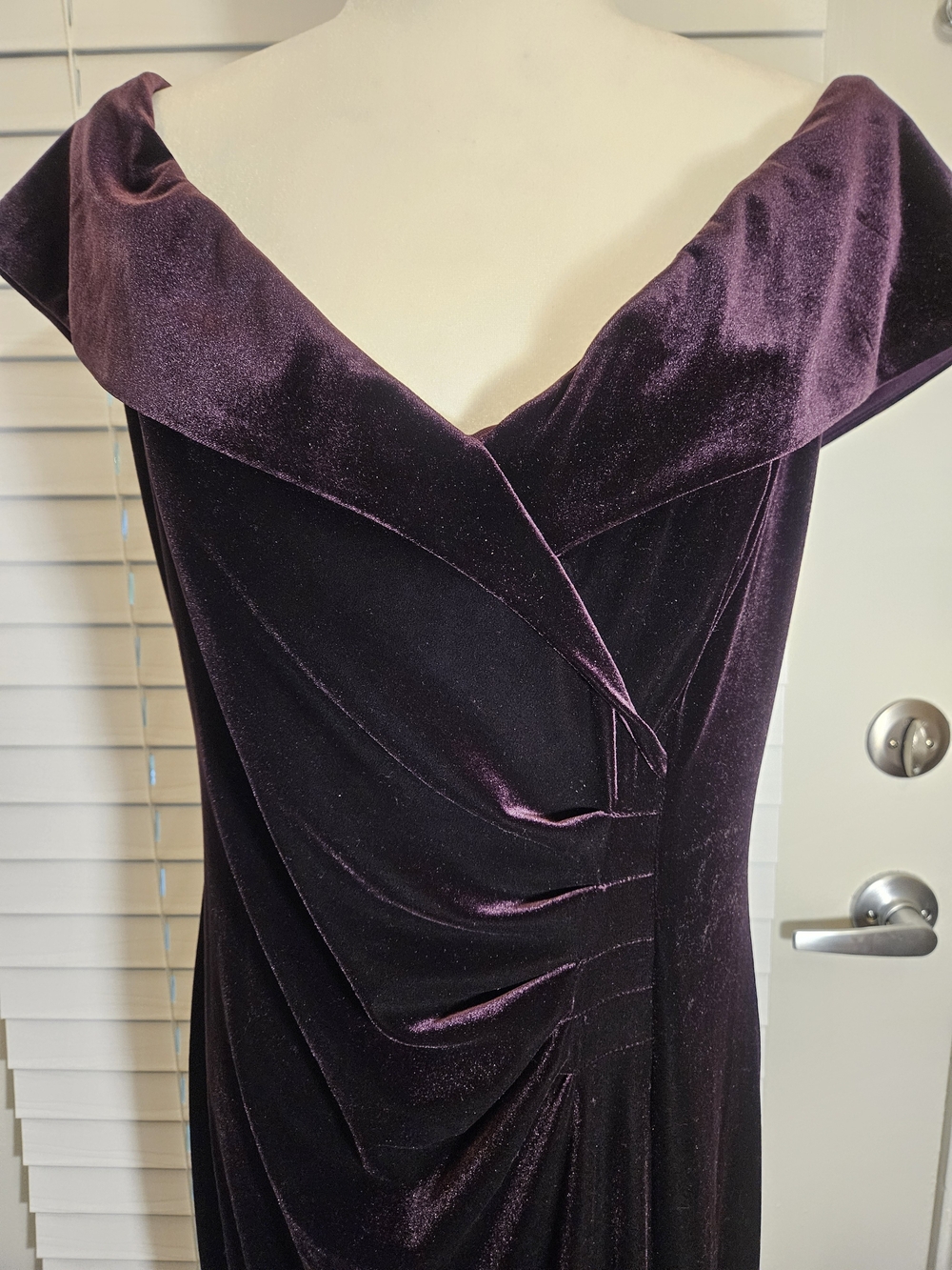 Xscape Charmaine Velvet Off-The-Shoulder Evening Gown Size 16 - Picture 7 of 11